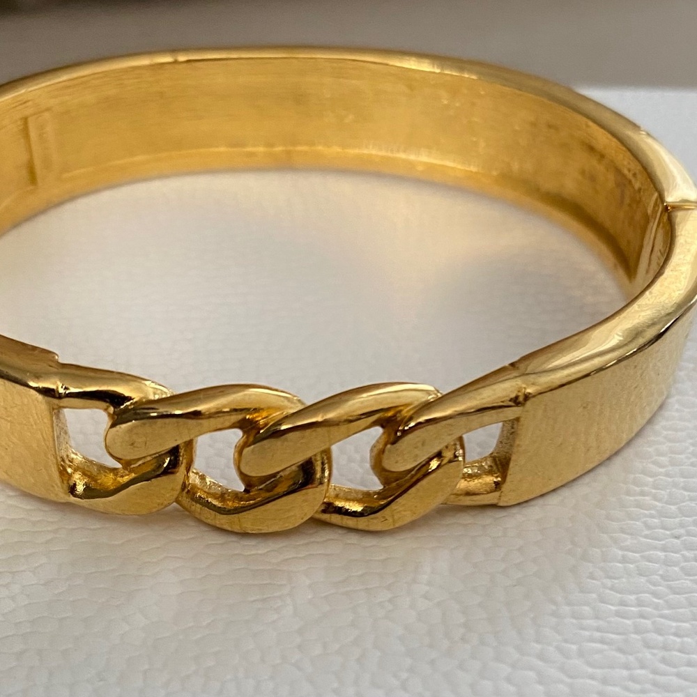 Vintage Trifari Gold tone Bracelet w/ Spring clasp